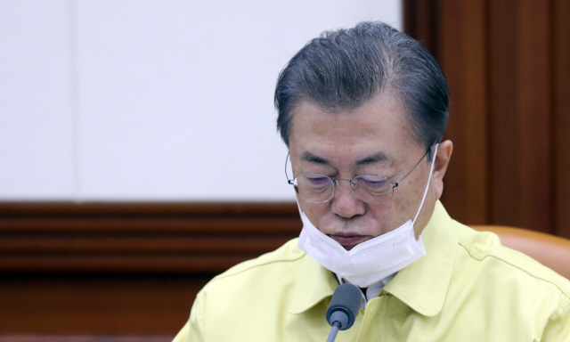 문재인 대통령이 3일 정부서울청사에서 열린 ‘제9회 국무회의’에 참석해 회의를 주재하고 있다./연합뉴스