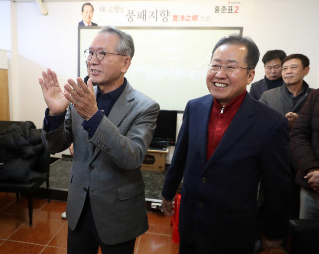 김형오(왼쪽) 미래통합당 공천관리위원회 위원장과 홍준표(오른쪽)전 자유한국당 대표. /연합뉴스
