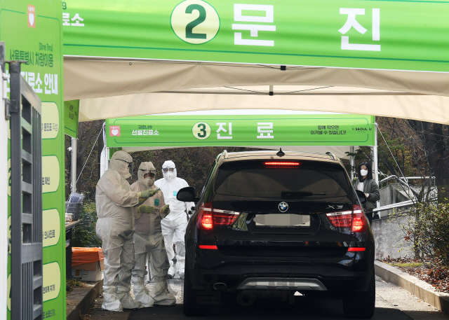 시민들이 3일 오전 서울 은평구 은평병원에 마련된 드라이브 스루 방식의 ‘차량 이용 선별 진료소’에서 차량에 탑승한 채 신종 코로나바이러스 감염증(코로나19) 검사를 받고 있다.  /오승현기자