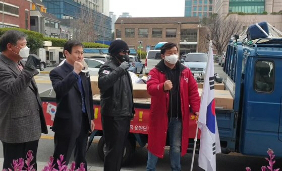 배우 김보성(왼쪽 세 번째)이 지난 1일 오후 마스크를 차량에 싣고 대구를 방문, 대구 시청 앞에서 시민들에게 인사하고 있다./연합뉴스