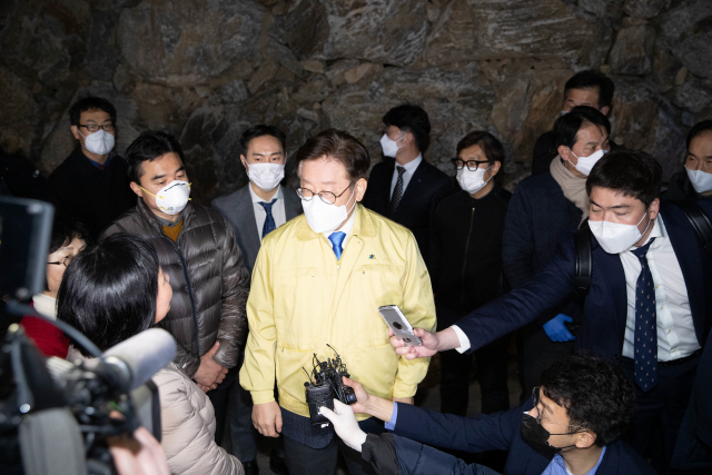 2일 오후 경기도 가평군 신천지 연수원인 ‘평화의 궁전’에 이재명 경기도지사가 도착해 취채진의 질문에 답변하고 있다./경기도 제공