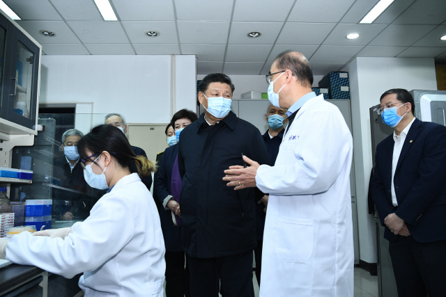 시진핑(가운데) 중국 국가주석이 2일 베이징의 칭화대 의학원을 방문해 연구원들과 대화를 나누고 있다. 시 주석은 이날 신종 코로나바이러스 감염증(코로나19) 백신과 치료제 개발에 박차를 가할 것을 주문했다. /베이징=신화연합뉴스