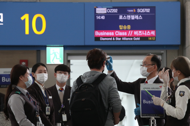 3일 오후 인천국제공항 제1여객터미널 탑승 게이트 앞에서 미국행 항공기 탑승객들이 발열 검사를 받고 있다./영종도=연합뉴스