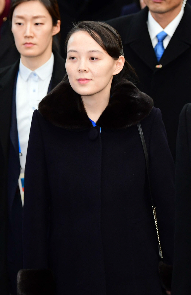 김여정 당 중앙위원회 제1부부장이 강원도 진부역에 도착해 대합실을 빠져나가고 있다./권욱기자