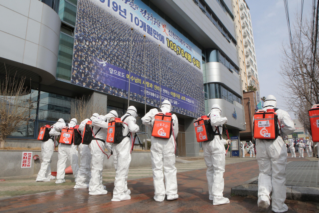 1일 대구시 중구 신천지대구 교회 일대에서 2작전 사령부 장병 50여명이 휴일도 잊은 채 신종 코로나바이러스 감염증(코로나19) 확산 방지를 위해 방역·소독 작전을 하고 있다. /2작전 사령부 제공