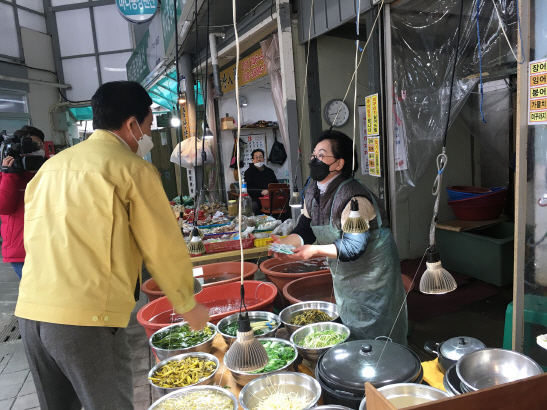 부산 해운대구 관계자가 관내 전통시장에 마스크를 무료로 배부하고 있다./사진제공=해운대구