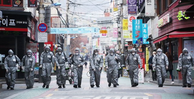 4일 오전 서울 은평구 연신내 상점가 일대 골목에서 육군 56사단 군 장병들이 신종 코로나바이러스 감염증(코로나19) 관련 방역 작업을 하고 있다. /연합뉴스