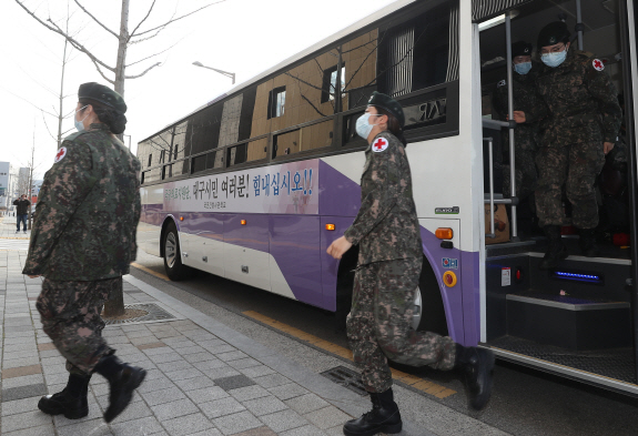 지난 3일 오후 국군간호사관학교 60기 신임 간호장교들이 코로나19 대응을 지원하기 위해  대구 시내 한 숙소에 도착하고 있다. /대구=연합뉴스