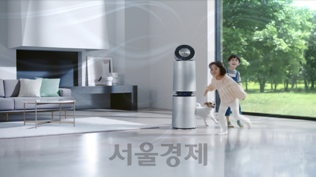 LG 퓨리케어 360° 공기청정기 펫이 설치된 공간에서 아이들이 반려동물과 뛰며 놀고 있다./사진제공=LG전자