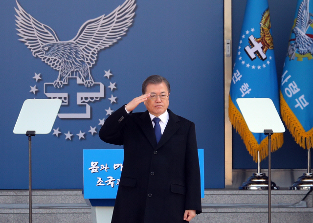 문재인 대통령이 4일 청주 공군사관학교에서 열린 졸업 및 임관식에서 거수경례하고 있다./연합뉴스