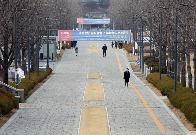 서울 서대문구 연세대학교에서 캠퍼스 내부가 오가는 학생 없이 텅 비어 있다. /연합뉴스