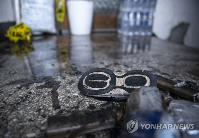 4일 오후 서울 강동구 한 상가주택에서 발생한 화재로 어린이 3명이 숨졌다. 화재현장에 어린이 신발이 덩그러니 놓여 있다./사진=연합뉴스