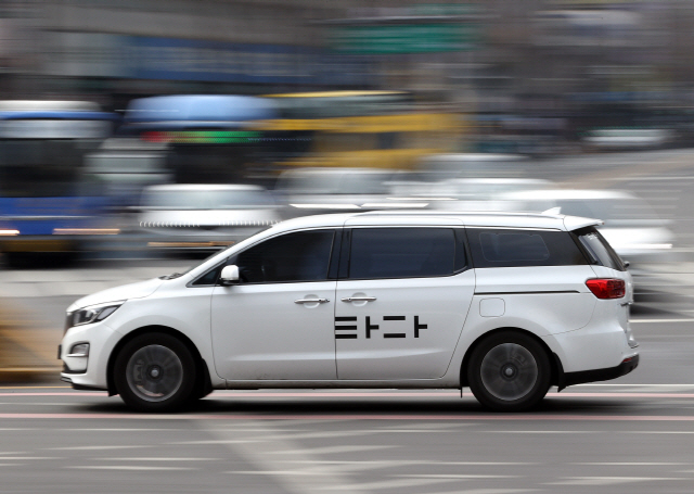 타다의 여객자동차운수사업법 위반 혐의에 대해 법원이 무죄 판결을 내린 지난 2월19일 타다 차량이 서울 시내를 달리고 있다. /연합뉴스