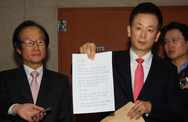 박근혜 전 대통령의 변호인 유영하(가운데) 변호사가 4일 국회 정론관 앞에서 박 전 대통령의 자필 편지를 공개하고 있다.   /연합뉴스