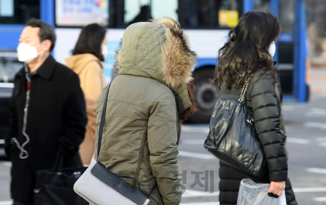 경칩인 5일 오전 서울 종로구 광화문 네거리에서 두꺼운 외투를 입은 시민들이 꽃샘추위를 피해 출근길 발걸음을 재촉하고 있다./권욱기자 2020.3.5