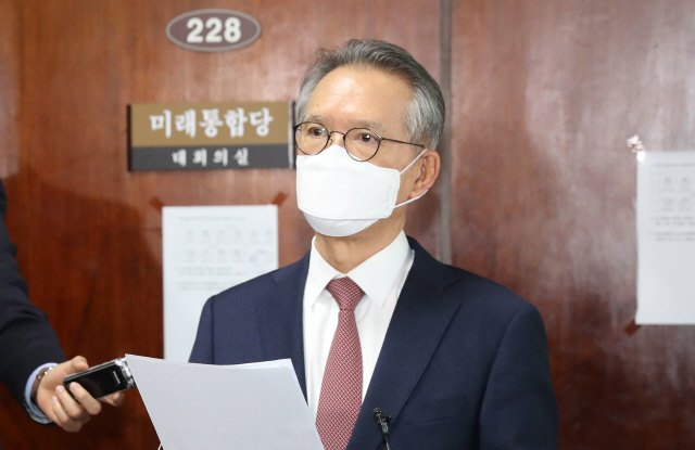 김형오 미래통합당 공천관리 위원장이 4일 오후 서울 여의도 국회에서 공천 심사 결과를 발표하고 있다./연합뉴스