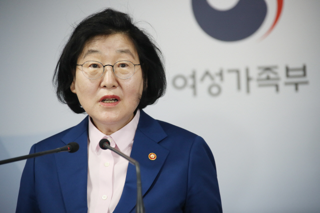 이정옥 여성가족부 장관이 5일 정부서울청사 브리핑실에서 ‘2020년 여성가족부 업무계획’을 발표하고 있다. /연합뉴스