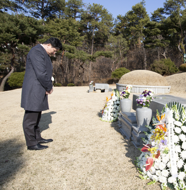 조원태 한진그룹 회장이 5일 조중훈 창업주 탄생 100주년을 맞아 기념 추모식을 열고 선영을 참배하며 묵념하고 있다. /사진제공=한진그룹