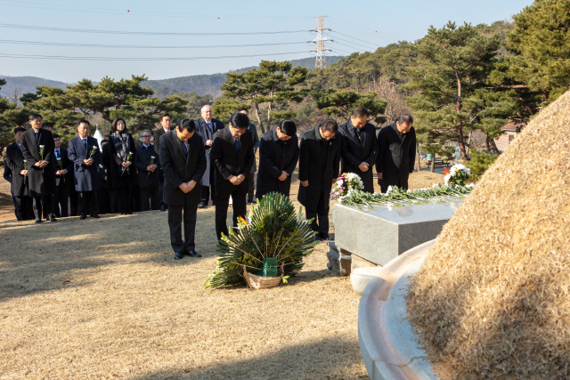 한진그룹 관계자들이 5일 조중훈 창업주의 탄생 100주년을 맞아 기념 추모식을 열고 선영을 참배하며 묵념했다. /사진제공=한진그룹