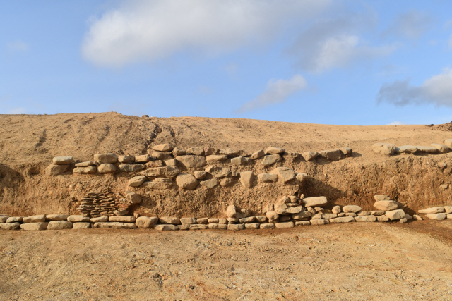 영덕 양성리 유적에서 발견된 고려시대 성곽의 남쪽 부분은 돌과 흙을 번갈아가며 단단하게 쌓은 방식을 보여준다. /사진제공=문화재청