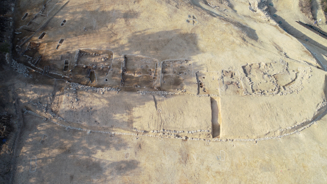 영덕 양성리 유적에서 발견된 고려시대 성곽의 남쪽 전경. 성과 건물지의 흔적이 보인다. /사진제공=문화재청