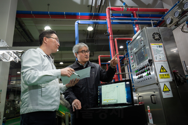 한국생산기술연구원 스마트섬유그룹 심재윤(사진 오른쪽) 그룹장이 개발한 모듈을 통해 염색기의 가동 상태를 확인하고 있다. 사진제공=한국생산기술연구원