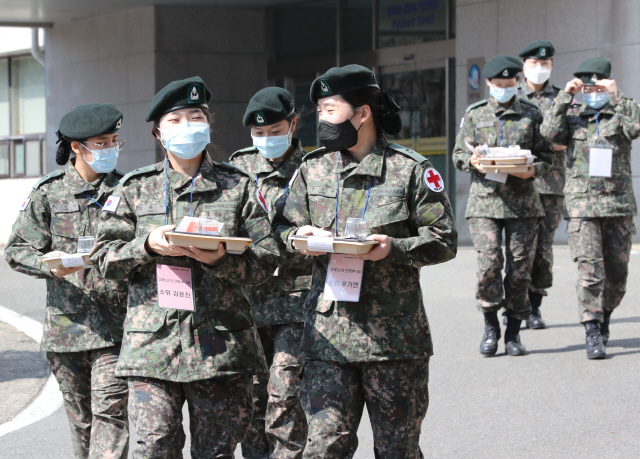 지난 4일 대구지역 코로나19 의료 현장에 투입된 신임 간호장교들이 경북 경산시 국군대구병원에서 도시락을 들고 식사장소로 이동하고 있다.   /경산=연합뉴스
