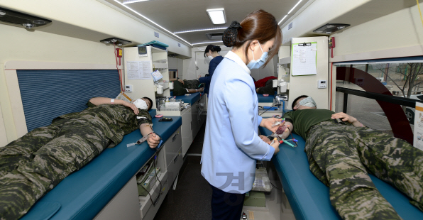 해병대 2사단 장병들이 코로나19로 어려워진 혈액수급에 도움을 주기 위해 헌혈을 하고 있다.   /사진제공=국방부