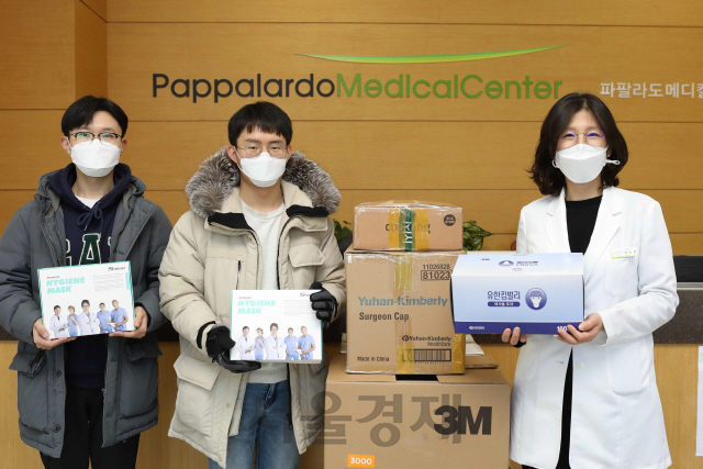 ‘KAIST 중국인 커뮤니티’ 학생 대표인 안 꾸어유엔씨(사진 왼쪽에서 두 번째)가 이윤정(〃세번째) KAIST 클리닉 원장에게 코로나19 대응을 위한 기부 물품을 전달하고 있다. 사진제공=KAIST