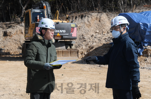 최병암(사진 오른쪽) 산림청 차장이 전북 군산시 국립신시도자연휴양림 조성 공사 현장을 찾아 코로나19 확산에 따른 사업장 관리현황 및 조성 추진 경과를 점검하고 있다. 사진제공=산림청