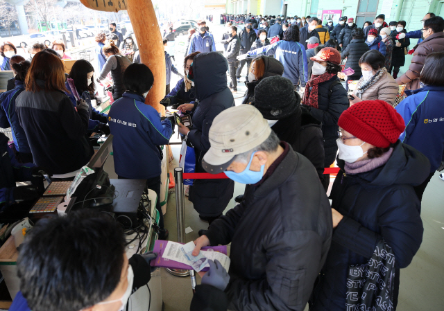 5일 서울 하나로마트 창동점에서 시민들이 마스크를 구입하고 있다. /연합뉴스