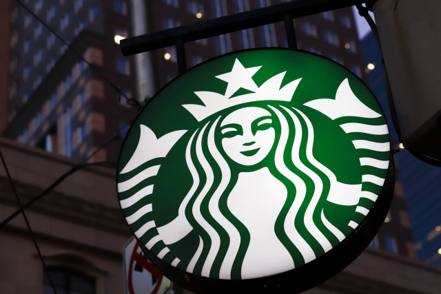 This June 26, 2019, photo shows a Starbucks sign outside a Starbucks coffee shop in downtown Pittsburgh. Starbucks customers in Canada will soon be able to down fake meat with their Frappuccinos. The coffee chain said Wednesday, Feb. 26, 2020, that it will soon start selling a sandwich featuring a meat-free patty from Beyond Meat, the El Segundo, California-based company whose patties are already found at other fast food chains. (AP Photo/Gene J. Puskar)        <저작권자(c) 연합뉴스, 무단 전재-재배포 금지>