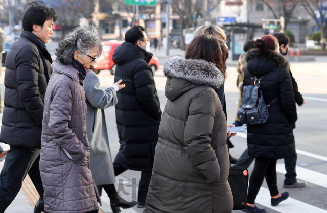 경칩인 5일 오전 서울 종로구 광화문 네거리에서 두꺼운 외투를 입은 시민들이 꽃샘추위를 피해 출근길 발걸음을 재촉하고 있다./권욱기자 2020.3.5