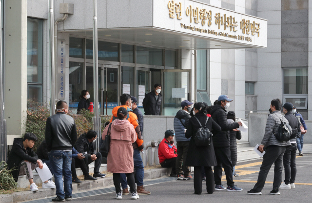 3일 제주시 용담동 제주외국인·출입국청 앞에 불법체류자 자진 출국 신고를 하려는 외국인들이 대기하고 있다./연합뉴스