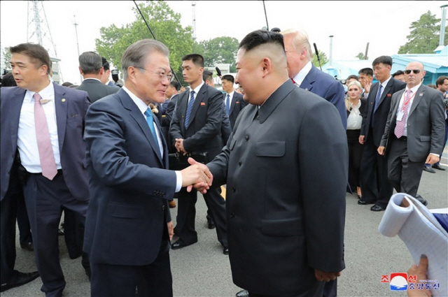 문재인 대통령과 김정은 북한 국무위원장이 지난해 6월 30일 판문점에서 만나 악수하고 있다./연합뉴스