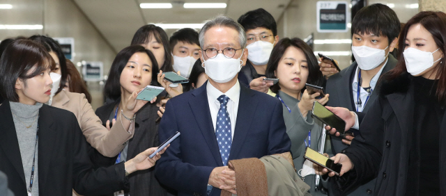 김형오 미래통합당 공천관리위원장이 5일 오전 서울 여의도 국회에서 열린 공천관리위원회에 참석하며 기자들의 질문을 받고 있다. /연합뉴스