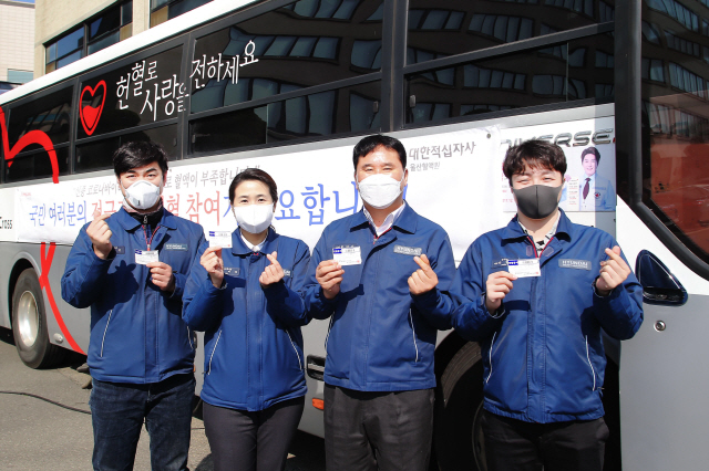 현대중공업 임직원들이 5일 사내에서 혈액 수급 위기 해소를 위한 단체헌혈에 동참하고 있다. /사진제공=현대중공업