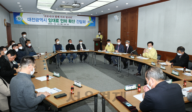 허태정(사진 오른쪽에서 두번째) 대전시장이 대전지역 임대인들과 상생간담회를 주재하고 있다. 사진제공=대전시