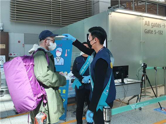 5일 인천국제공항 출발층에서 출국하는 한 승객이 체온 측정을 받고 있다./곽윤아기자