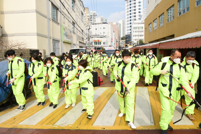 부산 남구청 직원 방역단 100명이 코로나19 확산 방지를 위해 방역 소독을 하고 있다./사진제공=남구