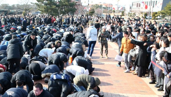 지난 1월 20일 경북 포항시 남구 오천읍 해병대 교육훈련단에서 열린 해병대 신병 1,254기 입영행사에서 입영자들이 가족과 친척, 지인에게 큰절을 하고 있다.   /연합뉴스