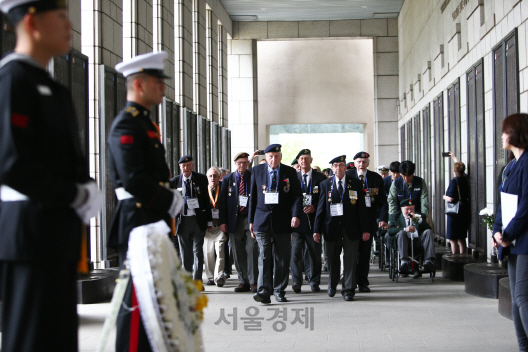 유엔참전용사들이 서울 용산구 전쟁기념관을 둘러보고 있다.   /사진제공=보훈처