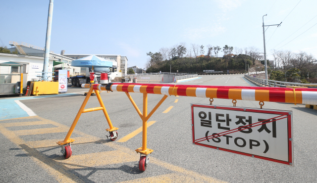 지난 3일 코로나19 확진자가 나온 울산시 동구 현대건설기계 울산공장 정문. 4일 하루 폐쇄됐으나 현재는 정상 가동하고 있다. /울산=연합뉴스