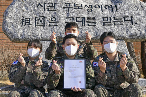 공군 학사사관후보생 142기 장교들이 희망브리지 전국재해구호협회에 성금을 기부한 후 발급받은 기부증서를 들고 기념촬영을 하고 있다.   /사진제공=공군