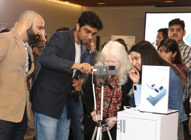 참석자들이 인도 구루그람에서 진행된‘갤럭시 S20’ 런칭 행사에서 제품을 체험해보고 있다./사진제공=삼성전자
