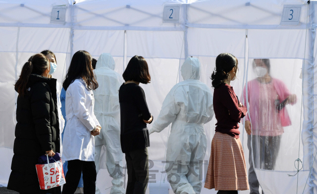 6일 오전 경기도 성남 분당제생병원에서 의료진과 환자 등 8명이 신종 코로나바이러스 감염증(코로나19) 확진 판정을 받아 외래 진료와 응급실 운영을 중단됐다. 이날 의료진과 병원관계자들이 선별진료소에서 검진을 받고 있다./성남=권욱기자 2020.3.6