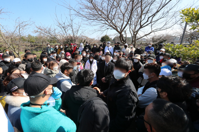 6일 오전 중국인 불법체류자들이 제주시 중국주제주총영사관 앞에서 중국행 항공편을 늘려달라며 요구하고 있다./연합뉴스