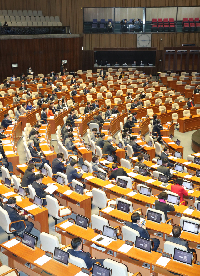 6일 국회 본회의가 진행되고 있다. 이날 본회의에서는 일명 타다 금지법으로 불리는 여객자동차운수사업법 개정안 등이 처리될 예정이다. /연합뉴스