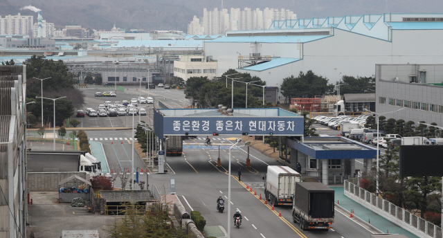 지난달 28일 오후 신종 코로나바이러스 감염증(코로나19) 확진자가 나온 현대자동차 울산공장 명촌정문으로 납품 차량이 오가고 있다. 보건당국에 따르면 이날 현대차 울산2공장 직원 1명이 코로나19 확진 판정을 받았다. 현대차는 확진자가 나오자 울산2공장 가동을 중단했다./울산=연합뉴스