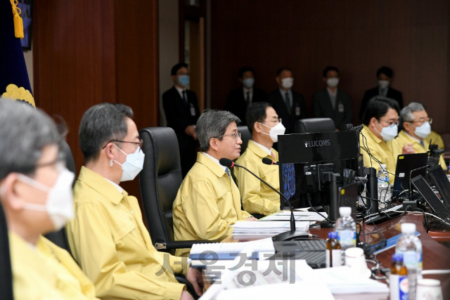 김명수(가운데) 대법원장이 6일 화상회의로 진행된 전국법원장회의에서 인사말을 하고 있다. /사진제공=대법원